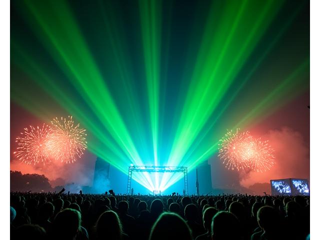 屋外音楽フェスティバルで空を照らすパワフルなレーザービーム