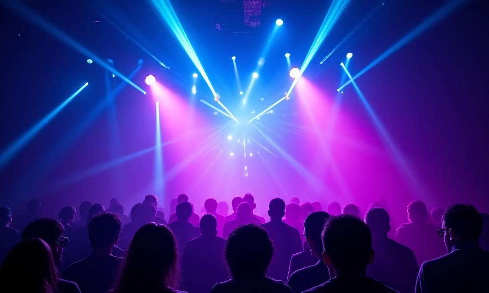 ナイトクラブのステージで複雑なレーザー光線が観客の上に広がる